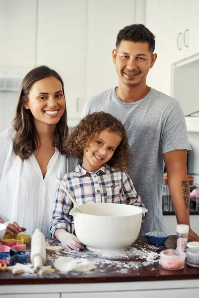 画面完美 一个可爱的小女孩和她的父母在家里烘焙的肖像 — 图库照片