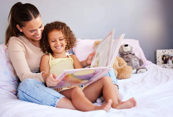 Siempre Haces Reír Mamá Una Madre Leyendo Hija Libro Cuentos —  Fotos de Stock