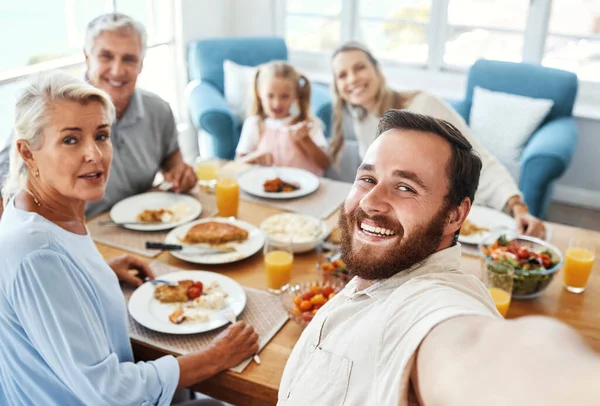 Amor Selfie Comida Com Grande Família Casa Para Uma Fotografia — Fotografia de Stock