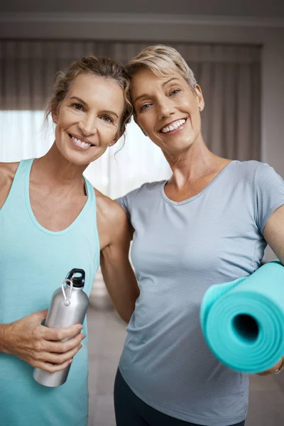 Prohibido Por Quién Retrato Dos Mujeres Maduras Preparándose Para Entrenamiento —  Fotos de Stock