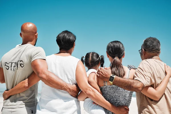 Umarmung Unterstützung Und Große Familie Strand Für Den Urlaub Reisen — Stockfoto