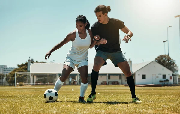 Άνδρας Γυναίκα Και Παίζοντας Ποδόσφαιρο Στο Πάρκο Γρασίδι Γήπεδο Και — Φωτογραφία Αρχείου