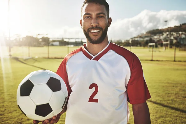 Retrato Jugador Fútbol Hombre Con Una Pelota Fútbol Campo Feliz —  Fotos de Stock