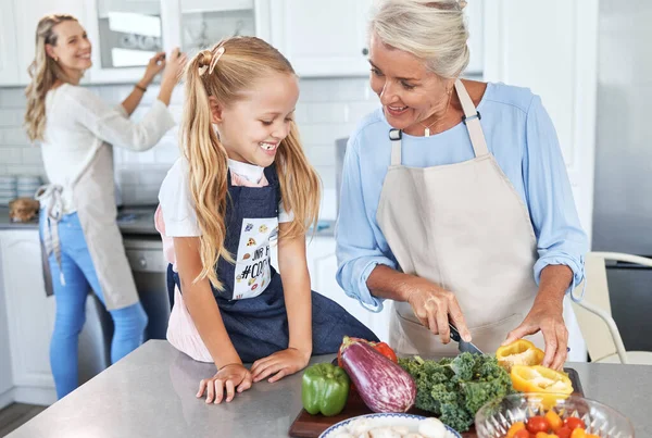 Apprendre Mère Grand Mère Cuisiner Avec Fille Lui Enseignant Une — Photo