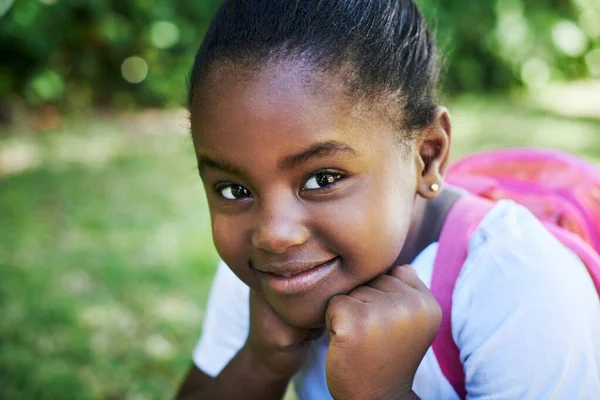 Reglas Escolares Una Niña Pequeña Con Una Mochila Mientras Lleva — Foto de Stock