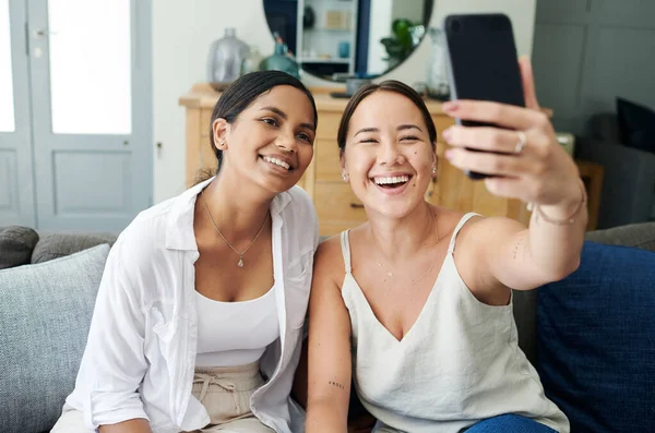 Selfie Pro Sociální Média Dvě Mladé Ženy Sedí Spolu Pohovce — Stock fotografie