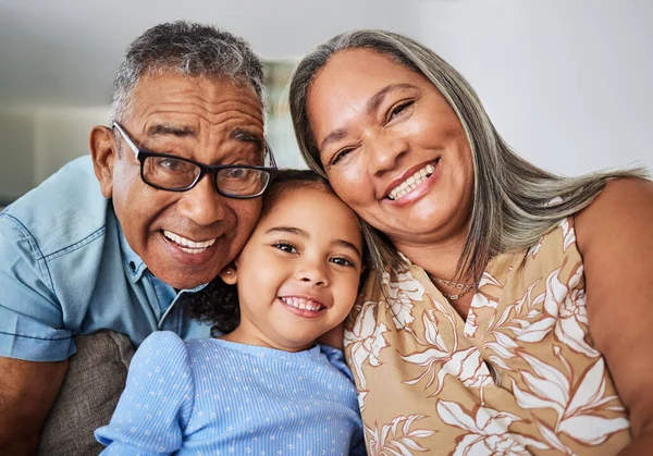 Familie Grootouders Kinderportret Een Huis Ontspannen Verbroedering Plezier Pensioen Een — Stockfoto
