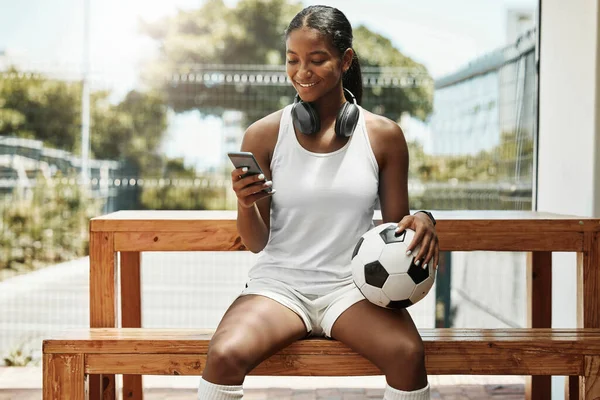 Futebol Telefone Mulher Negra Atleta Futebol Com Uma Bola Sobre — Fotografia de Stock