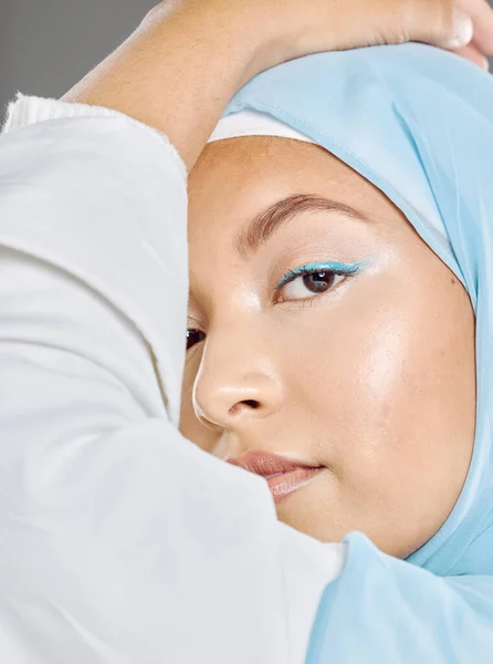 穆斯林 女人的脸和美 化妆和头巾与伊斯兰时尚 天然化妆品广告与工作室背景 传统的头巾 在特写的肖像中闪烁着光芒 — 图库照片