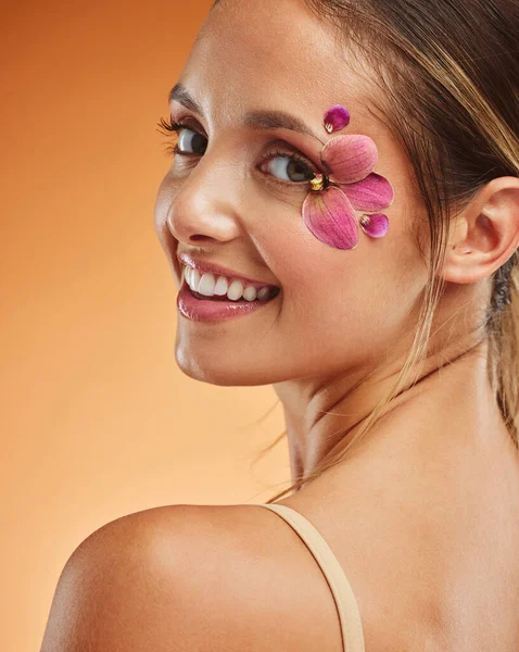 Belleza Maquillaje Creativo Con Pétalos Mujer Cara Para Diseño Flores —  Fotos de Stock