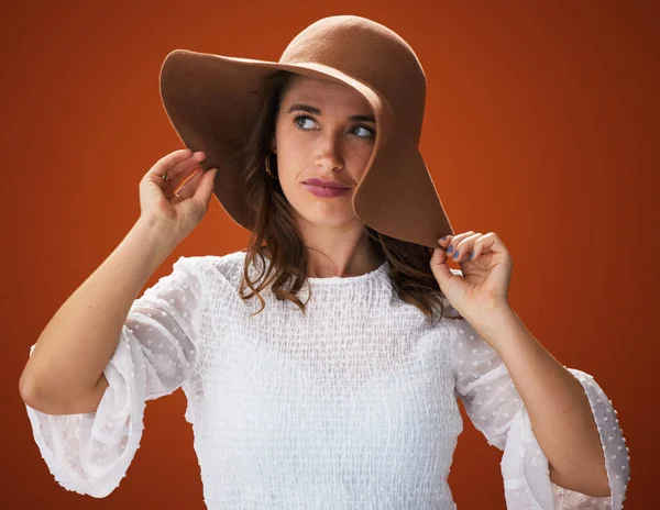 Qué Hay Mente Sombreros Más Sombreros Estudio Una Mujer Joven — Foto de Stock