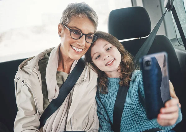 Avó Menina Selfie Com Telefone Carro Enquanto Uma Viagem Carro — Fotografia de Stock
