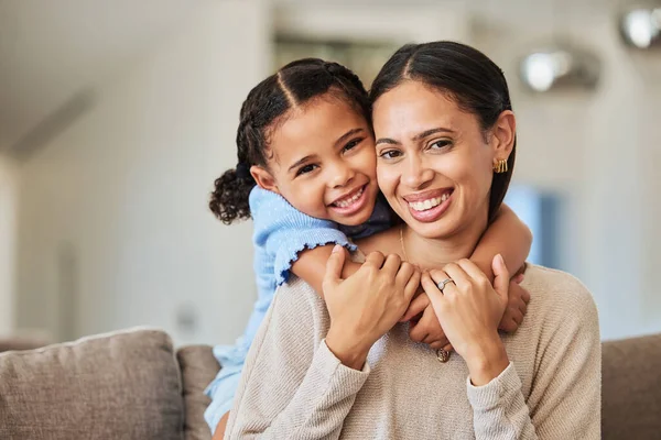 Kärlek Avkoppling Och Mamma Och Flicka Soffan Med Kram För — Stockfoto