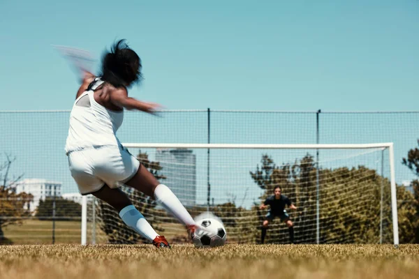 サッカーのゴール フィットネス 健康と運動の分野でのトレーニングやスポーツのための女性 スコアとネット 女の子 サッカーやキック 夏のスポーツのための草の上の目的とトレーニング 太陽とゲーム — ストック写真