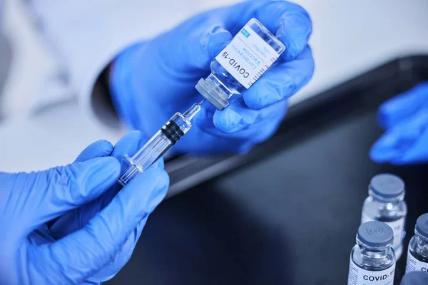 복용량은 생명을 구하는 것입니다 수없는 과학자 실험실에 병에서 백신을 추출하기 — 스톡 사진