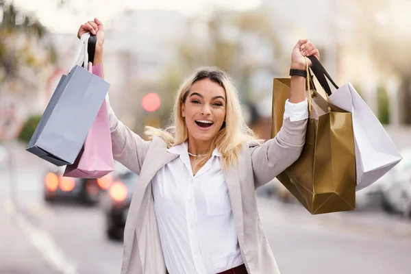 Shoppinguppdraget Slutfört Beskärda Porträtt Attraktiv Ung Kvinna Höja Sina Väskor — Stockfoto