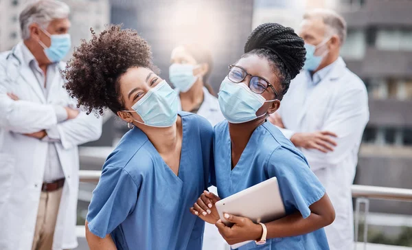 Futuro Salud Está Sus Manos Dos Doctores Jóvenes Usando Una — Foto de Stock