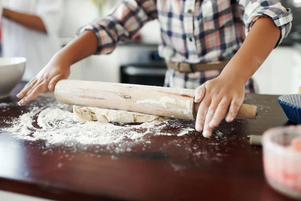 Učte Dokud Jsou Mladí Nepoznatelná Dívka Baví Při Pečení Kuchyni — Stock fotografie