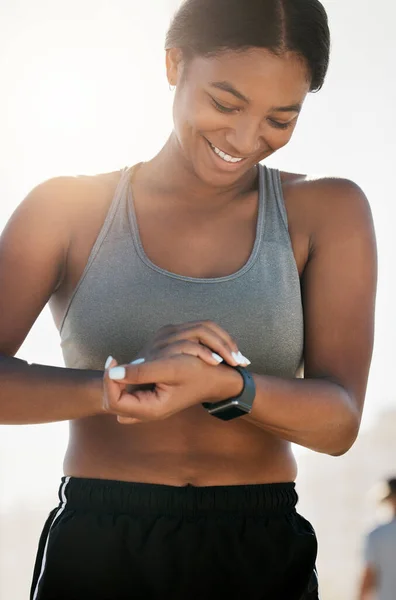 Fitness Smartwatch Treinamento Com Mulher Negra Exterior Para Corrida Saúde — Fotografia de Stock