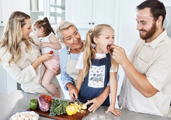 Famille Alimentation Tomate Avec Une Fille Père Manger Une Collation — Photo