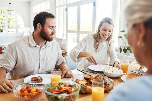 家庭和夫妻一起吃饭 和家人在一起 快乐的家庭和感恩的盛宴 与快乐的人们共享一餐 — 图库照片