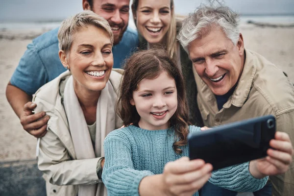 Famiglia Ragazza Telefono Selfie Vacanza Mare Avventura Trascorrere Del Tempo — Foto Stock