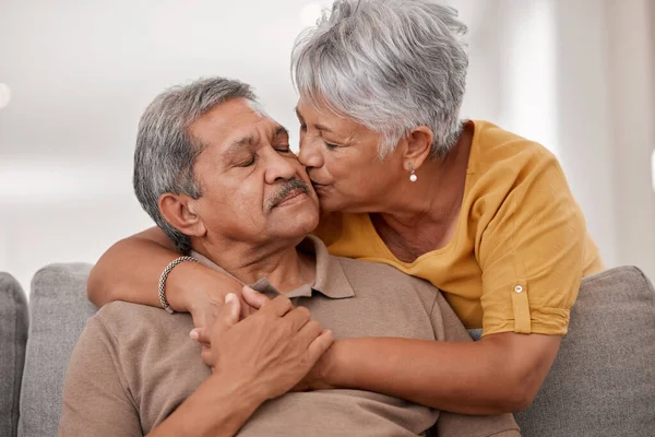 Öpüşme Aşk Yaşlı Çift Emeklilik Sırasında Evlerinin Oturma Odasında Mutlu — Stok fotoğraf