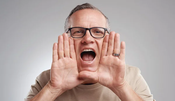 Luister Naar Een Knappe Volwassen Man Staan Alleen Tegen Een — Stockfoto