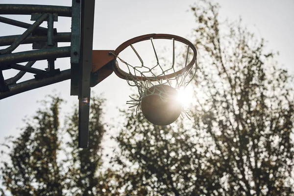 バスケットボールコートネット シルエットやスポーツゲーム 競争とアクションは屋外に一致します 空の背景勝利 目標目標目標とシュートフープスキルトレーニング 趣味と楽しいパフォーマンス — ストック写真