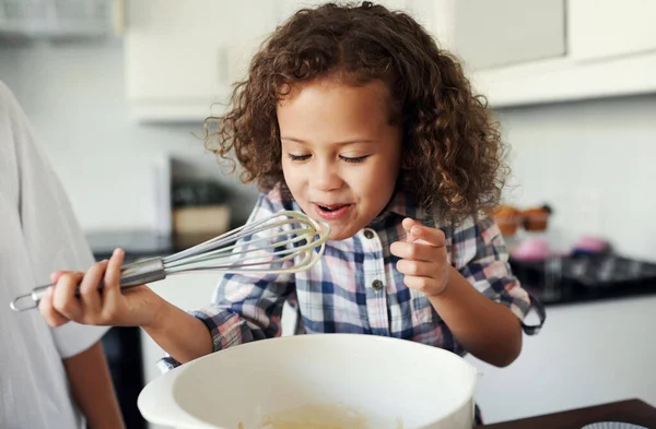 Perché Salato Una Bambina Giocosa Che Ruba Assaggio Mentre Cuoce — Foto Stock