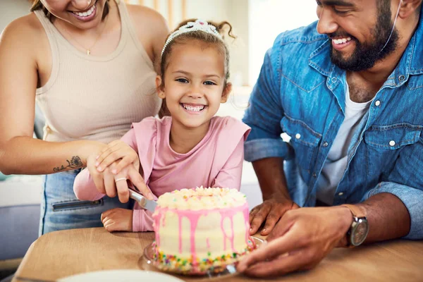 Birthday Girl Has Cut Her Cake Little Girl Celebrating Birthday — Stock Photo, Image