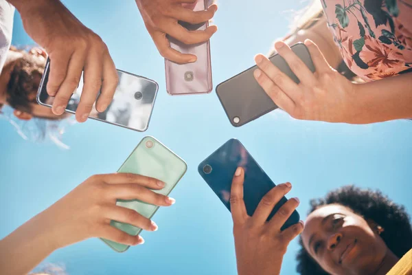 Círculo Telefone Mãos Pessoas Baixo Ângulo Comunicação Texto Céu Azul — Fotografia de Stock