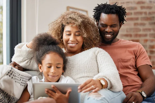 Familie Buurt Houden Een Jong Gezin Dat Samen Tijd Doorbrengt — Stockfoto