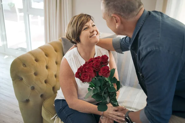 Tengo Una Sorpresa Para Una Esposa Madura Recibiendo Ramo Rosas — Foto de Stock