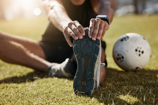 为进行运动训练 锻炼身体或腿部肌肉健康 可在赛场上进行伸展 步行和踢足球等活动 职业足球运动员 穿着运动鞋或鞋子进行运动热身 户外运动 — 图库照片
