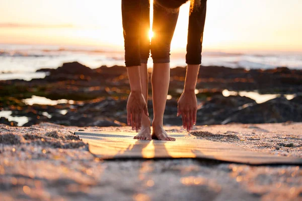 Кожному Потрібно Трохи Йоги Невпізнавана Жінка Робить Йогу Наодинці Пляжі — стокове фото