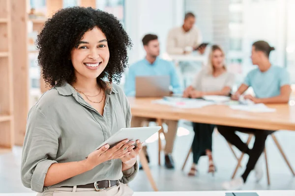 Corporate Zwarte Vrouw Portret Met Tablet Voor Schema Management Admin — Stockfoto