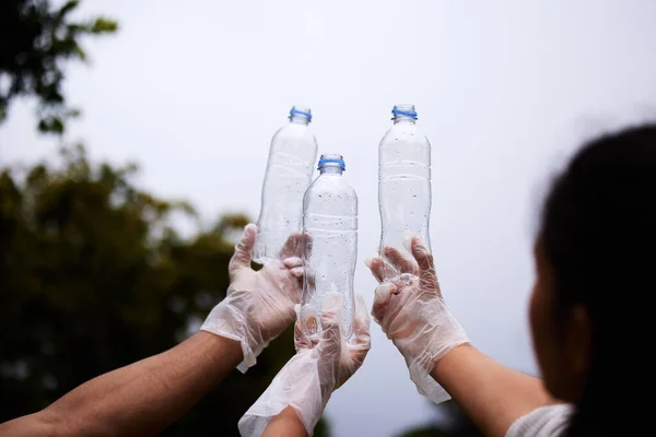 Ein Sieg Des Gesunden Menschenverstandes Menschen Halten Drei Leere Plastikflaschen — Stockfoto