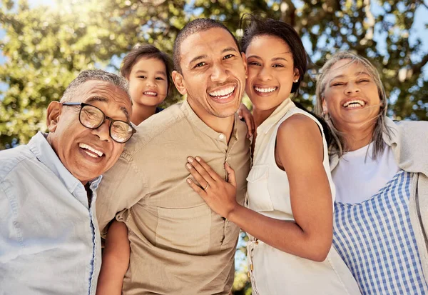 Grande Família Retrato Sorriso Abraço Natureza Para Tempo Ligação Qualidade — Fotografia de Stock