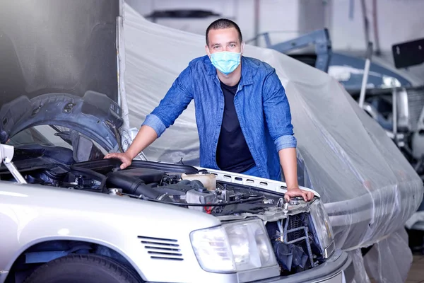 Autó Arc Maszk Egy Szerelő Műhelyben Során Kovid Biztonság Biztosítás — Stock Fotó