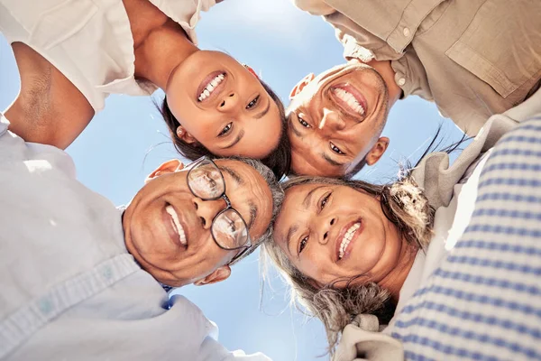 Ritratto Abbraccio Famiglia Con Sorriso Sostegno Amore Solidarietà Dal Basso — Foto Stock