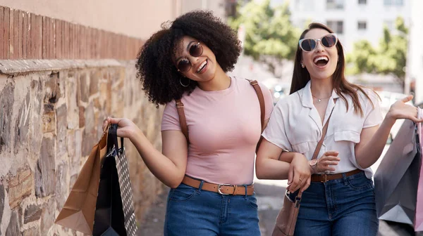 Waren Auf Amoklauf Einzelhandel Zwei Junge Frauen Tragen Ein Bündel — Stockfoto