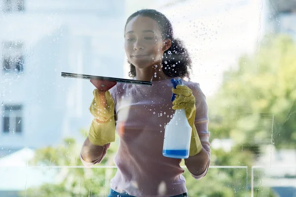 いくつかのウィンドウに歩く時間 家で窓を掃除する若い女性が — ストック写真