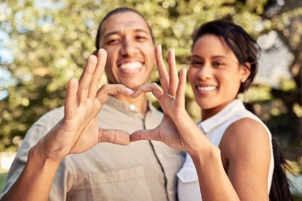一緒に自宅の庭で黒のカップルのサイン屋外で手 心と愛 手と男性と女性とのロマンスは外に結合しながら 彼らの指で形を作る — ストック写真