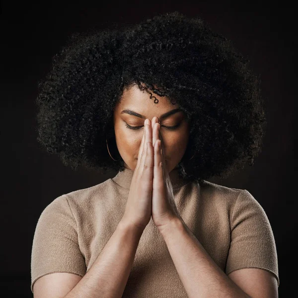 Uma Esperança Uma Oração Uma Jovem Atraente Oração Contra Fundo — Fotografia de Stock