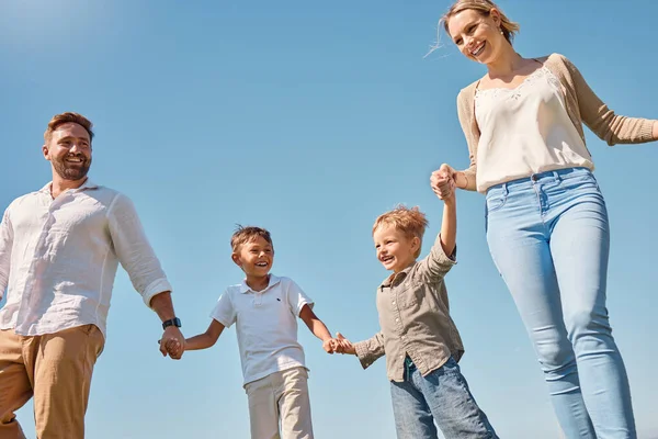 Familie Kinderen Lucht Met Een Moeder Vader Zoon Broers Zussen — Stockfoto