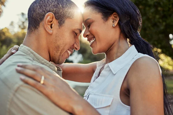 Umarmung Liebe Und Paar Einem Park Bei Einem Urlaub Marokko — Stockfoto