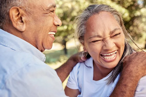 Miłość Park Para Seniorów Śmieją Się Baw Się Dobrze Ciesz — Zdjęcie stockowe