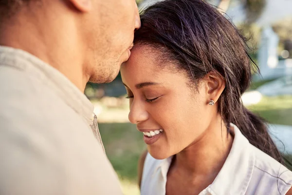 笑顔でサポートを示す額にキスを結合するためのカップル 愛と屋外公園 ロマンチックな関係の中で若い男と女性と幸福 ケアと自然 — ストック写真