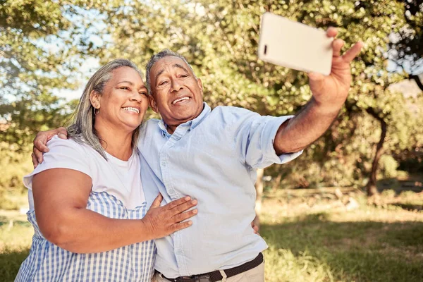 Kärlek Telefon Och Gamla Par Tar Selfie Naturen Glad Pensionering — Stockfoto